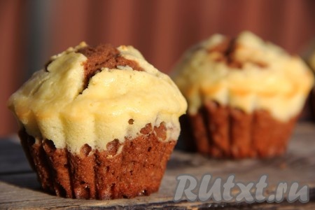 Подать вкусные, ароматные, нежные&nbsp;творожно-шоколадные кексы к столу.
