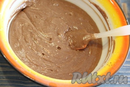 Полученную массу очень хорошо перемешать силиконовой лопаткой. Тесто должно получиться однородным, гладким и не жидким.