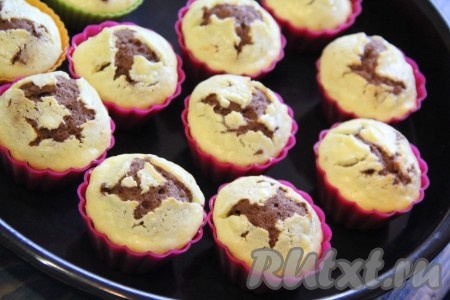 Поставить творожно-шоколадные кексы в разогретую духовку и выпекать при температуре 200 градусов примерно 15-20 минут. Готовность проверить сухой зубочисткой.
