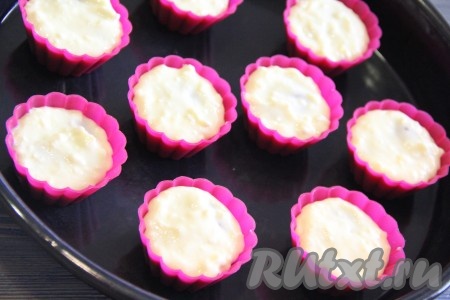 Затем сверху выложить по 2 чайных ложки творожной смеси.