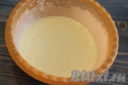 Яйца с сахаром взбить миксером до получения пышной, однородной массы.