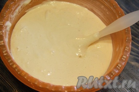 Затем добавлять оставшуюся муку небольшими частями, тщательно перемешивая тесто силиконовой лопаткой (или ложкой). Тесто получится пышным, в меру густым, оно будет напоминать сметану средней густоты и стекать широкой лентой с лопатки. Как только добились такой консистенции, больше муку не подсыпайте.
