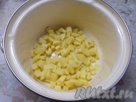 Картофель, лук и морковь очистить, помыть. Картофель нарезать в кастрюлю небольшими кубиками. Залить водой и поставить кастрюлю на огонь. Когда вода закипит, снять пену, посолить и варить картофель 20 минут на слабом огне.
