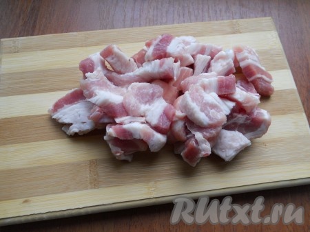 Мясо нарезать небольшими кусочками.