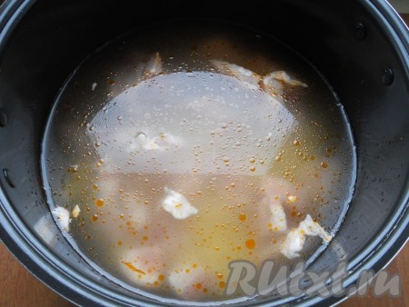 Залить водой, перемешать. Закрыть крышку и выставить программу "Суп" на 1 час.
