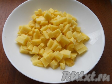 Картофель очистить и нарезать кубиками.
