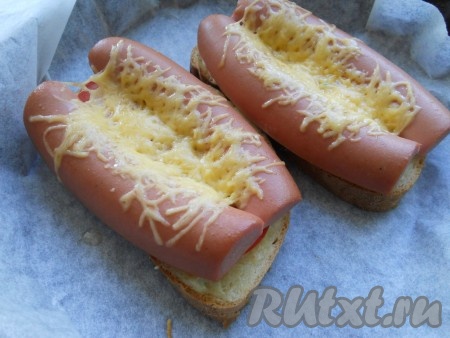 Запекать бутерброды в предварительно разогретой до 200 градусов духовке 10 минут, до расплавления сыра.