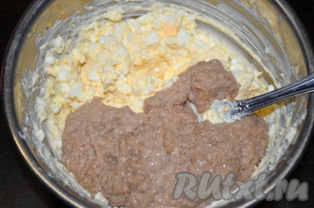 Печень минтая из банки переложить на отдельную тарелку, размять вилкой (я купила уже измельчённую печень). К яично-сырной массе добавить печень минтая, перемешать до получения однородной массы.