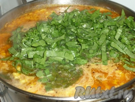 Добавить щавель с зеленью в борщ с капустой. И после закипания выключить огонь. Дать минут 10-15 настояться.
