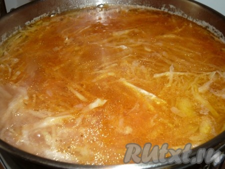 Выложить в кастрюлю томатную заправку. Варить около 7 минут.