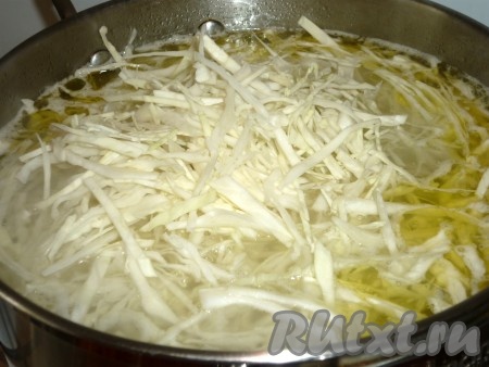 и отправить в кастрюлю, довести до кипения, огонь уменьшить и проварить 5 минут.
