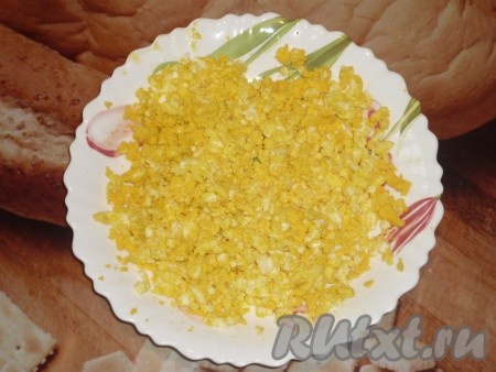 Вымытые куриные яйца сварить вкрутую, очистить и размять вилкой.&nbsp;
