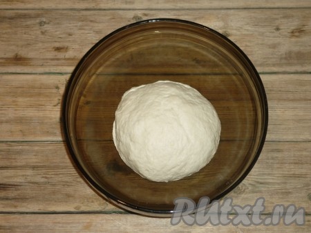 Влить тёплую воду и растительное масло. Замесить эластичное, мягкое дрожжевое тесто.
