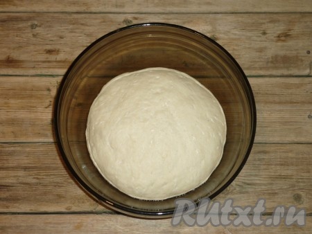 Накрыть тесто полотенцем и оставить в тёплом месте на 30-40 минут для подхода. За это время тесто должно увеличиться в объеме.&nbsp;
