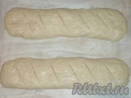 Затем сделать на каждом багете надрезы лезвием или острым ножом и отправить в духовку, разогретую до 200 градусов, на 25-30 минут.&nbsp;
