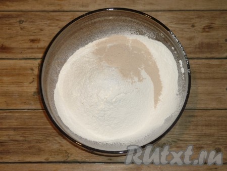 Всыпать сахар, дрожжи и соль в муку.&nbsp;
