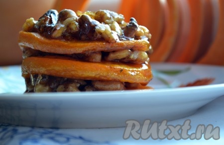 Повторить слои, чередуя тыкву и орехи, до желаемой высоты. Верхний слой - карамелизированные орехи. Аппетитный, яркий, вкусный десерт готов. Обязательно попробуйте, ведь пряная тыква прекрасно сочетается с орехами в карамели.
