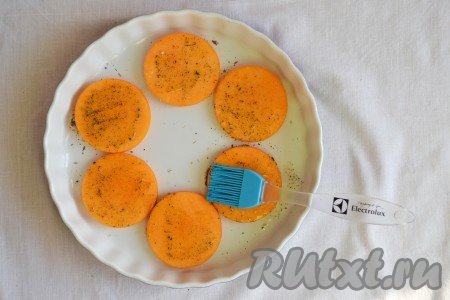 Кружочки тыквы смазать маслом, посыпать пряными травами, выложить в смазанную маслом форму для выпечки и отправить в духовку, разогретую до 180 градусов, на 20-25 минут.
