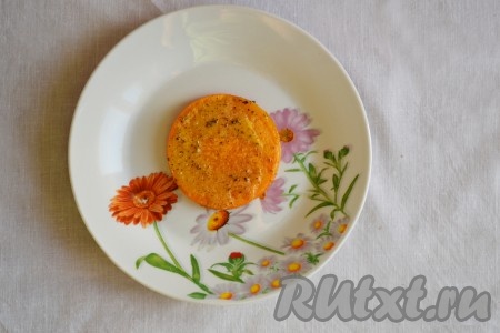 Один запеченный кружок тыквы выложить на тарелку.
