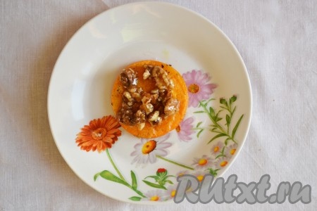 Сверху выложить немного карамелизированных орехов (делать это нужно быстро, пока не застыла карамель).
