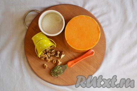 Для приготовления этого десерта понадобится не очень много ингредиентов: тыква, грецкие орехи, прованские травы, сахар и масло.
