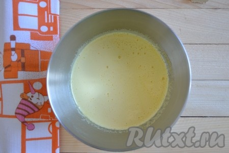 В полученную смесь вливаем обычное коровье молоко и ещё раз перемешиваем (благодаря добавлению молока, молозиво после запекания в духовке получится пышным и сочным).
