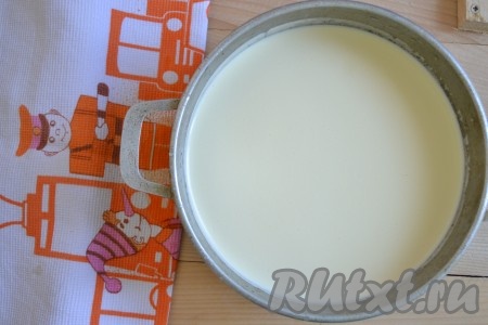 Полученную массу выливаем в толстостенную кастрюлю и, накрыв крышкой, отправляем в духовку, разогретую до 180 градусов, минут на 30. Затем крышку снимаем и готовим ещё минут 10.
