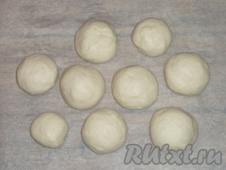 Поднять края теста над сырной начинкой, а затем сформировать шарик с сыром внутри. Аналогично сформировать все шарики с сыром.&nbsp;