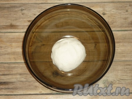 Тесто накрыть полотенцем и оставить в тёплом месте минут на 30-40.&nbsp;
