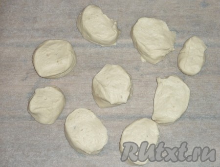 Тесто обмять и разделить на 9-10 равных частей.&nbsp;
