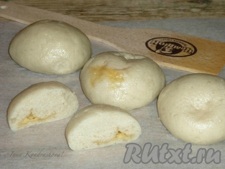 Булочки, приготовленные на пару в пароварке по этому рецепту, получаются очень вкусными. Я предпочитаю подавать их к столу со сметаной.