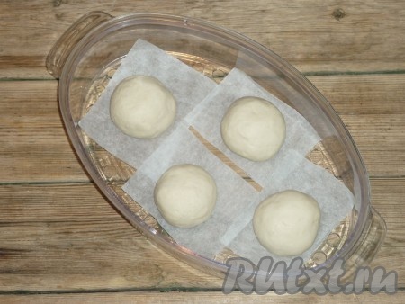 Поддон пароварки можно смазать растительным маслом, а можно под каждую булочку положить небольшой кусочек пергамента. Выложить подготовленные булочки&nbsp;в поддон пароварки на расстоянии друг от друга. Оставить на 10-15 минут для подхода. Включить пароварку и готовить 30 минут. Все булочки сразу не поместятся в пароварку, поэтому пока первая партия готовится на пару, остальные булочки, оставшиеся на столе, прикройте полотенцем. 