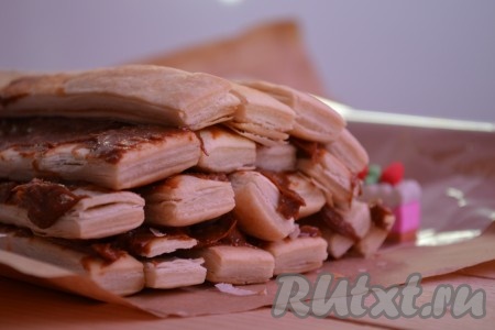 И так повторяем, чередуя полоски и сгущенку. Должно получиться 3-4 этажа.
