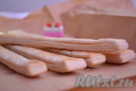 И выпекаем в разогретой до 180 градусов духовке до готовности. Полоски должны приобрести золотистый оттенок.
