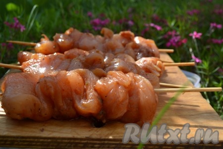 Когда мясо промаринуется, одеть кусочки филе на шпажки, в виде «змеек».
