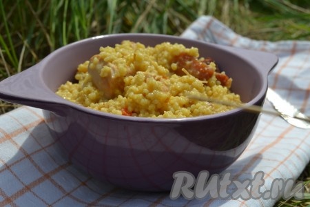 Кулеш, приготовленный в казане на костре, получается и сытным, и вкусным. Пора подавать к столу.
