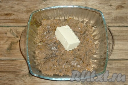 В полученную массу добавить сливочное масло и ещё раз измельчить блендером.&nbsp;
