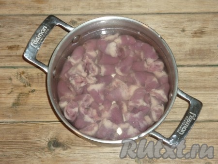 Куриные сердечки промыть и, обрезав ненужный жир и прожилки, отварить в подсоленной воде&nbsp;до готовности, примерно 20 минут.&nbsp;
