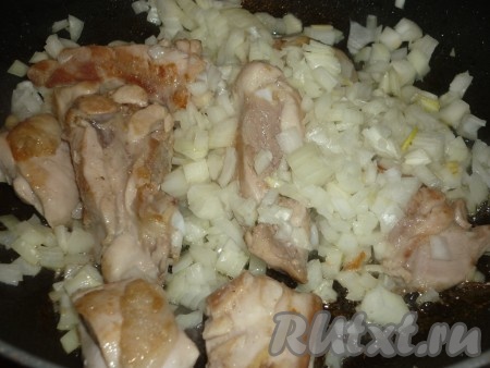 Очищенный лук нарезать на мелкие кубики, добавить в сковороду с обжаренным мясом. Периодически перемешивая, обжарить лук до прозрачности (на это потребуется минуты 3).