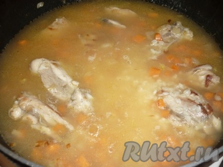 Влить 400 миллилитров кипящей воды, довести до кипения, накрыть сковороду крышкой и готовить на небольшом огне минут 30 (рис должен стать мягким, вода должна полностью испариться). За 5 минут до готовности воткнуть в рис неочищенные, предварительно вымытые, зубчики чеснока.&nbsp;