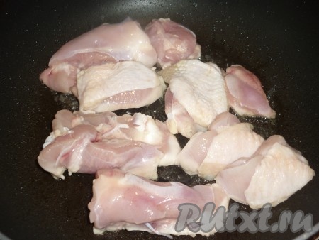 Каждое куриное бедро разрезать на 2-3 части. На сковороде разогреть растительное масло, выложить кусочки куриных бёдер и обжарить на среднем огне до румяности с двух сторон (примерно по 5 минут с каждой стороны).&nbsp;