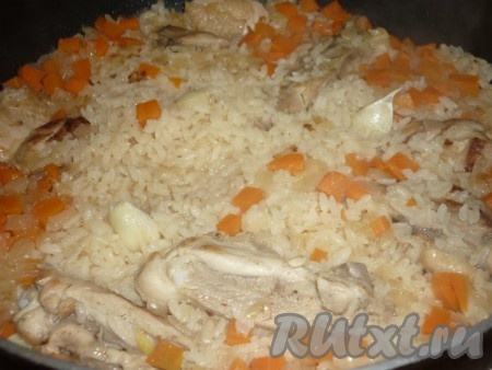 Выключить огонь и дать блюду настояться под крышкой в течение 15-20 минут.&nbsp;