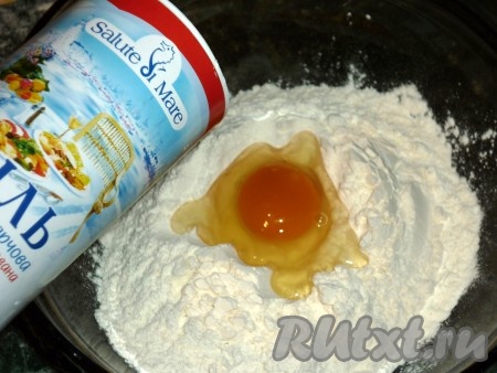 В просеянную муку добавить соль и яйцо, влить тёплое молоко, хорошо перемешать и замесить крутое тесто.
