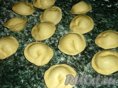 Сформировать пельмени, тщательно скрепляя края.

