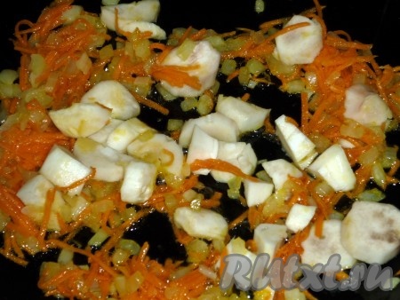 К овощам выложить нарезанные грибы и продолжать готовить, помешивая, ещё 5 минут.&nbsp;
