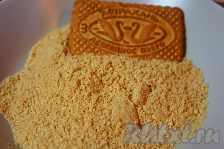 Печенье измельчить. Удобно использовать скалку и пакет.