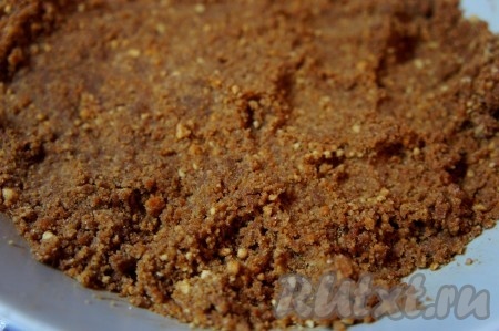 Сливочное масло растопить, добавить к измельченному печенью. Перемешать.