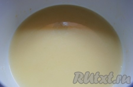 Взять пару ложек тёплых сливок и добавить в желатин, перемешать.