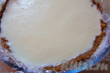 Сливки снова поставить на небольшой огонь и при постоянном помешивании ввести желатин. Продолжать готовить до полного растворения желатина. !Не кипятить. Снять с огня. Дать остыть 2-3 минуты. Вылить полученную массу поверх бананов.
