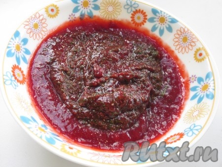 Соус тщательно перемешиваем и ставим на очень слабый огонь. Постоянно помешивая, варим ткемали, минут 5-7.&nbsp;
